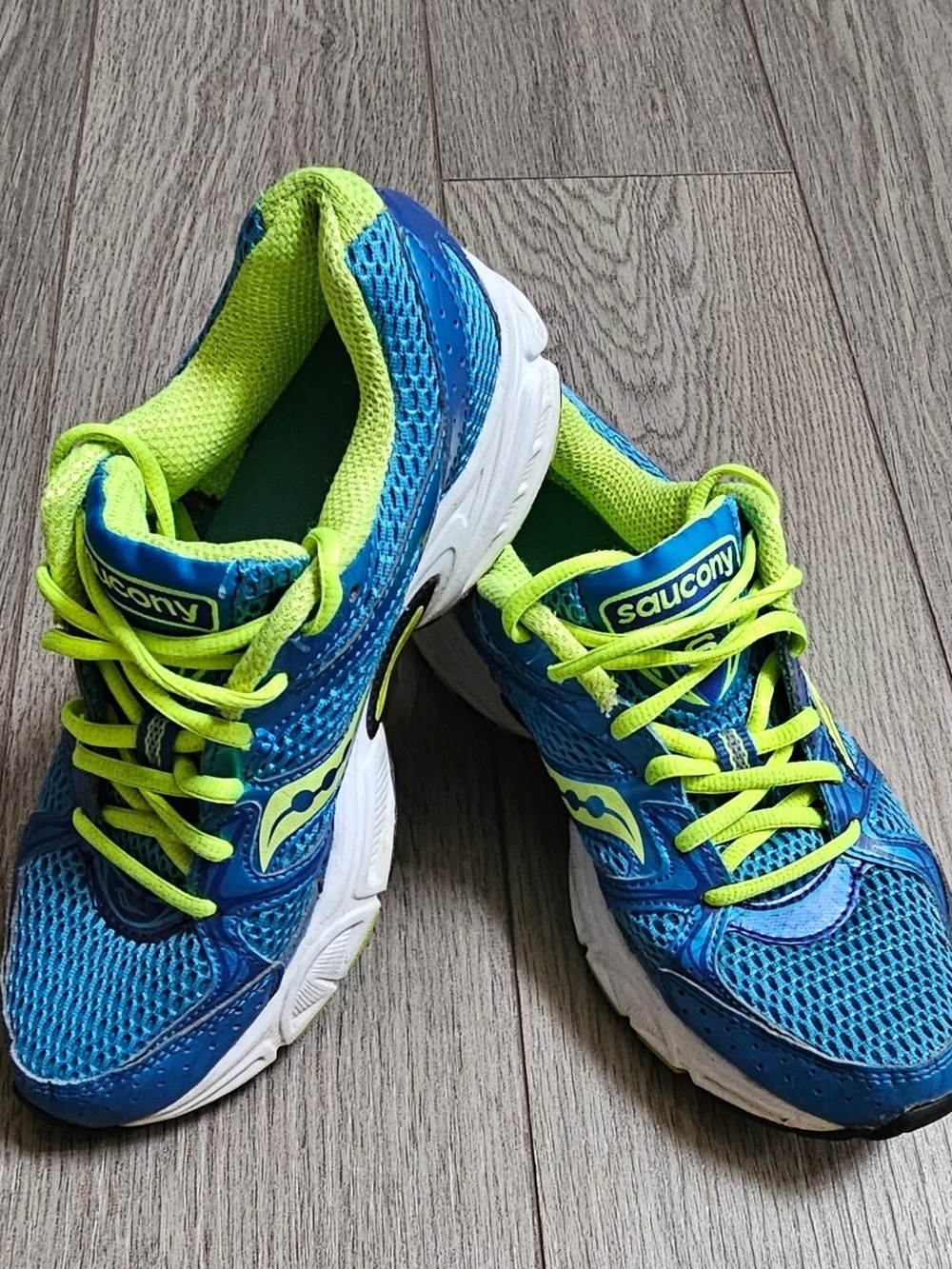 Saucony Blue and Neon Green Mesh Running Sneakers (Women Size 7, Kids 5Y-5.5Y)